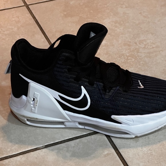 Nike Lebrons Witness 6 - Youth Basketball Sneakers - Picture 3 of 9